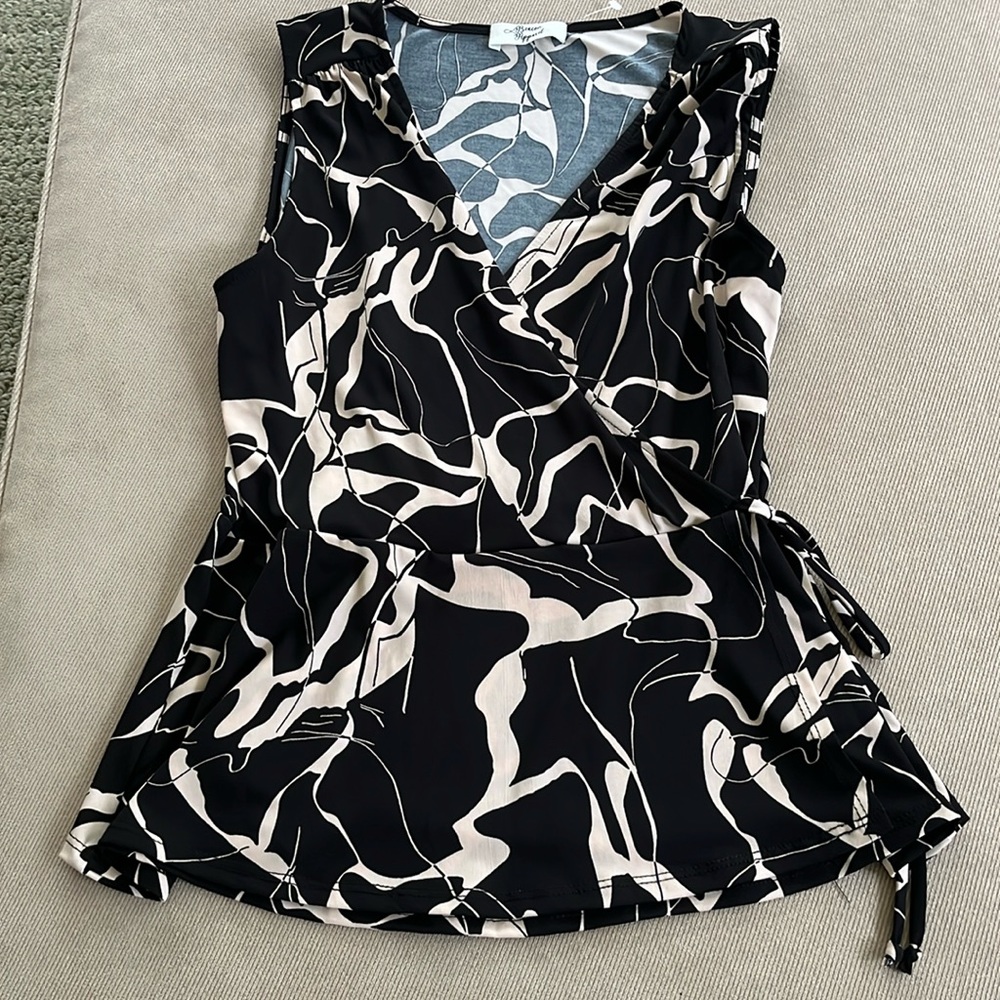 Short sleeve women’s top with tie detail